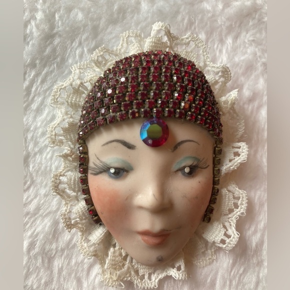 Vintage Porcelain Art Deco Inspired Flapper‎ Girl Brooch - Picture 1 of 8